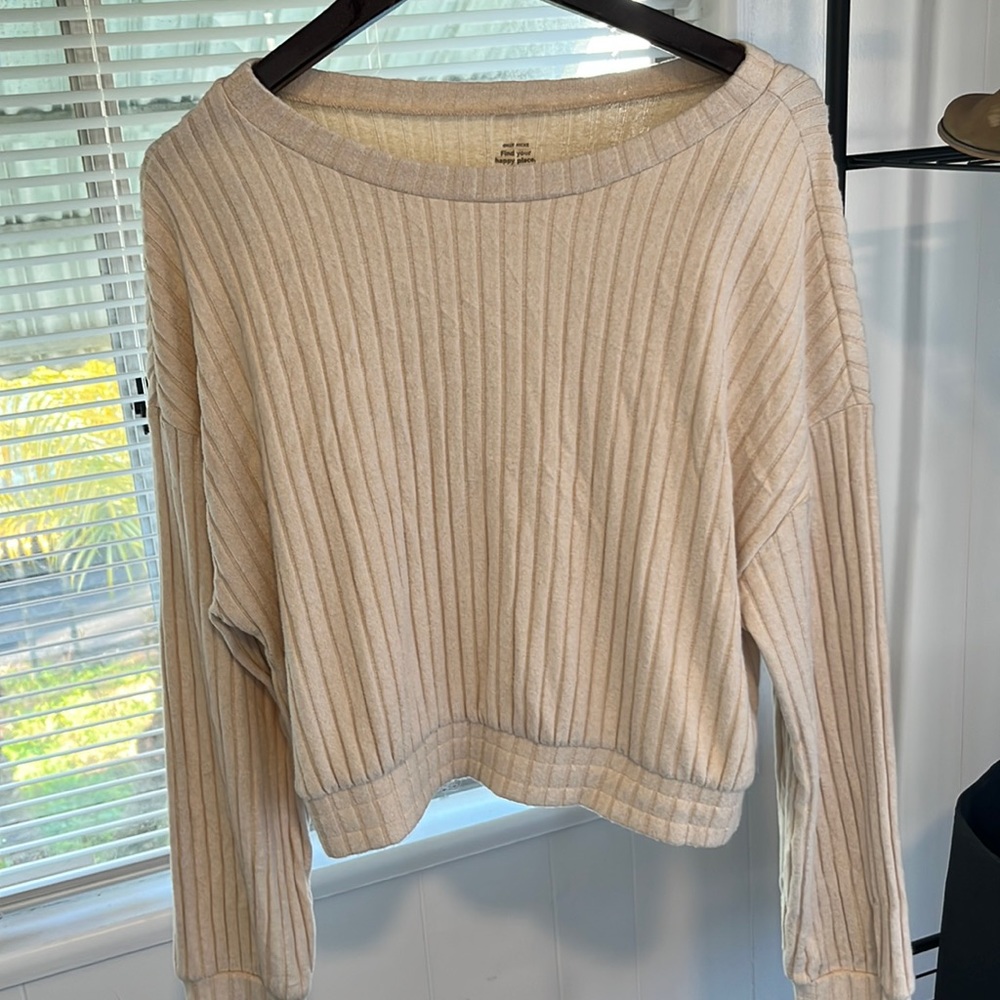 Cream soft crop top style / long sleeve